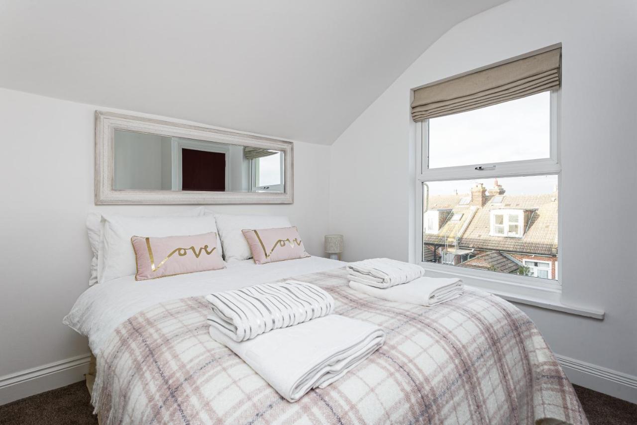Granada Luxury Apartments: Beachside Flats with Parking Portsmouth Exterior photo