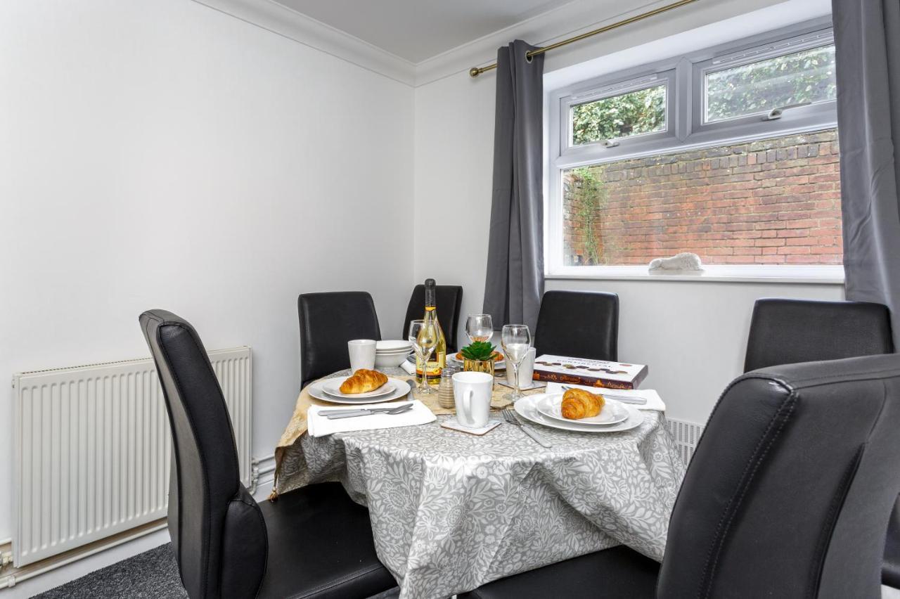 Granada Luxury Apartments: Beachside Flats with Parking Portsmouth Room photo