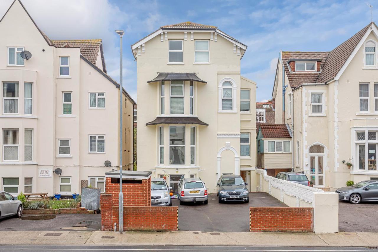 Granada Luxury Apartments: Beachside Flats with Parking Portsmouth Exterior photo